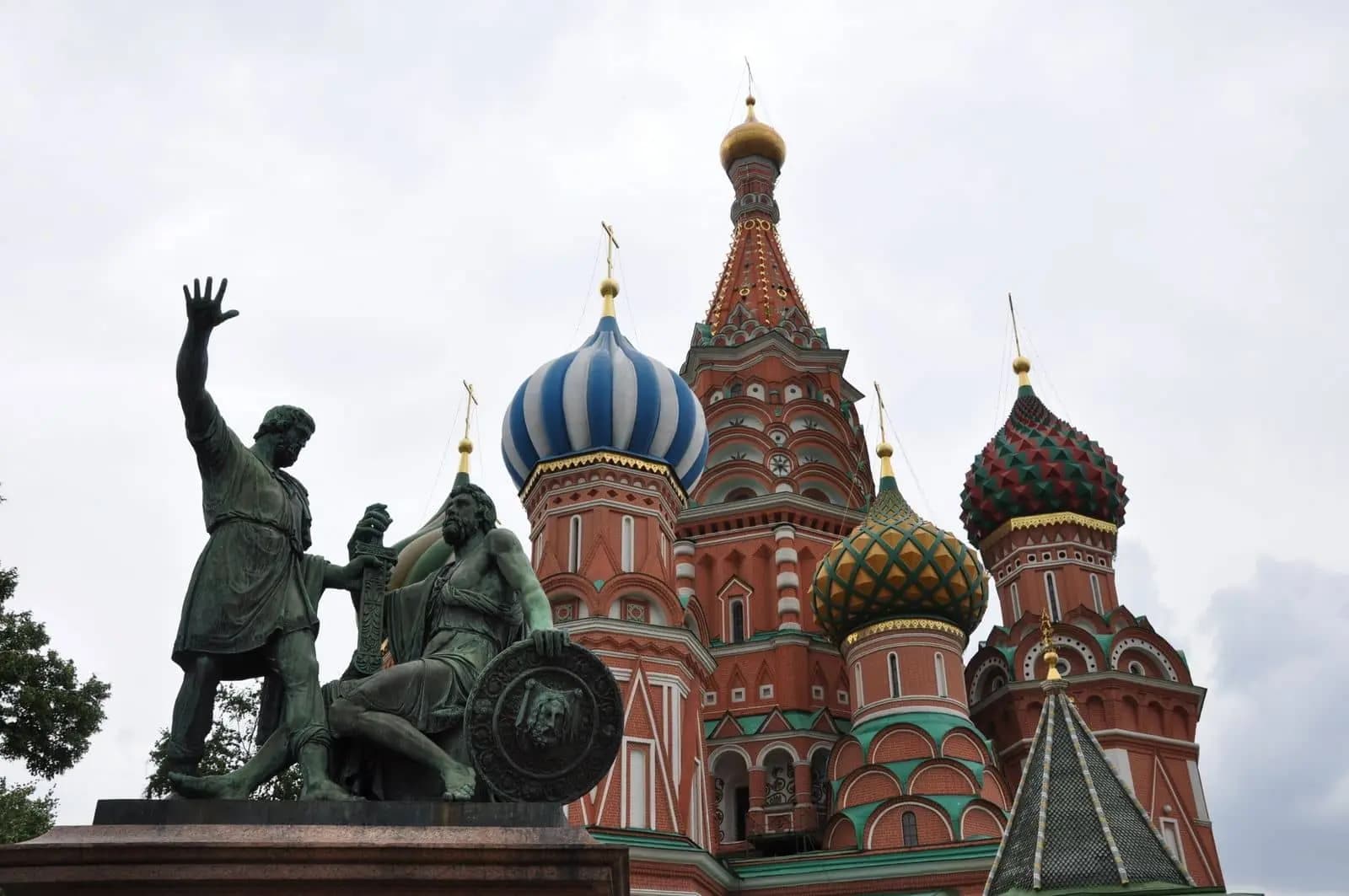 La cathédrale de Saint-Basile sur la place rouge de Moscou