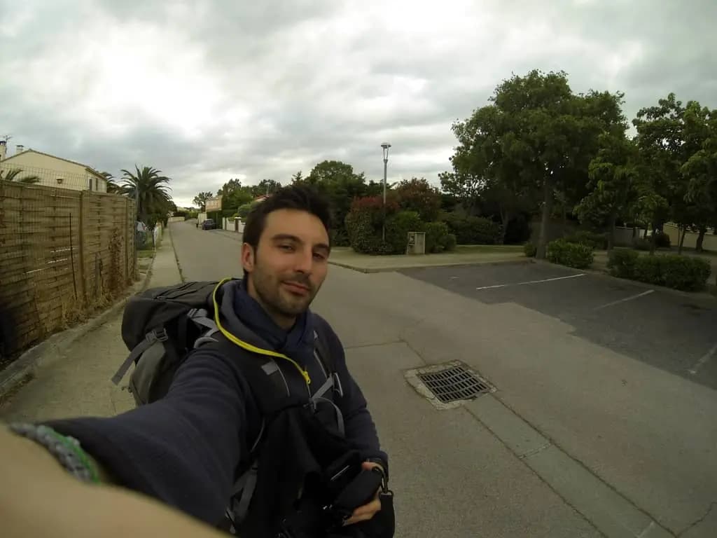 Un autoportrait, sac à dos sur le dos, alors que je viens de partir à pied de chez mes parents pour mon Tour du Monde