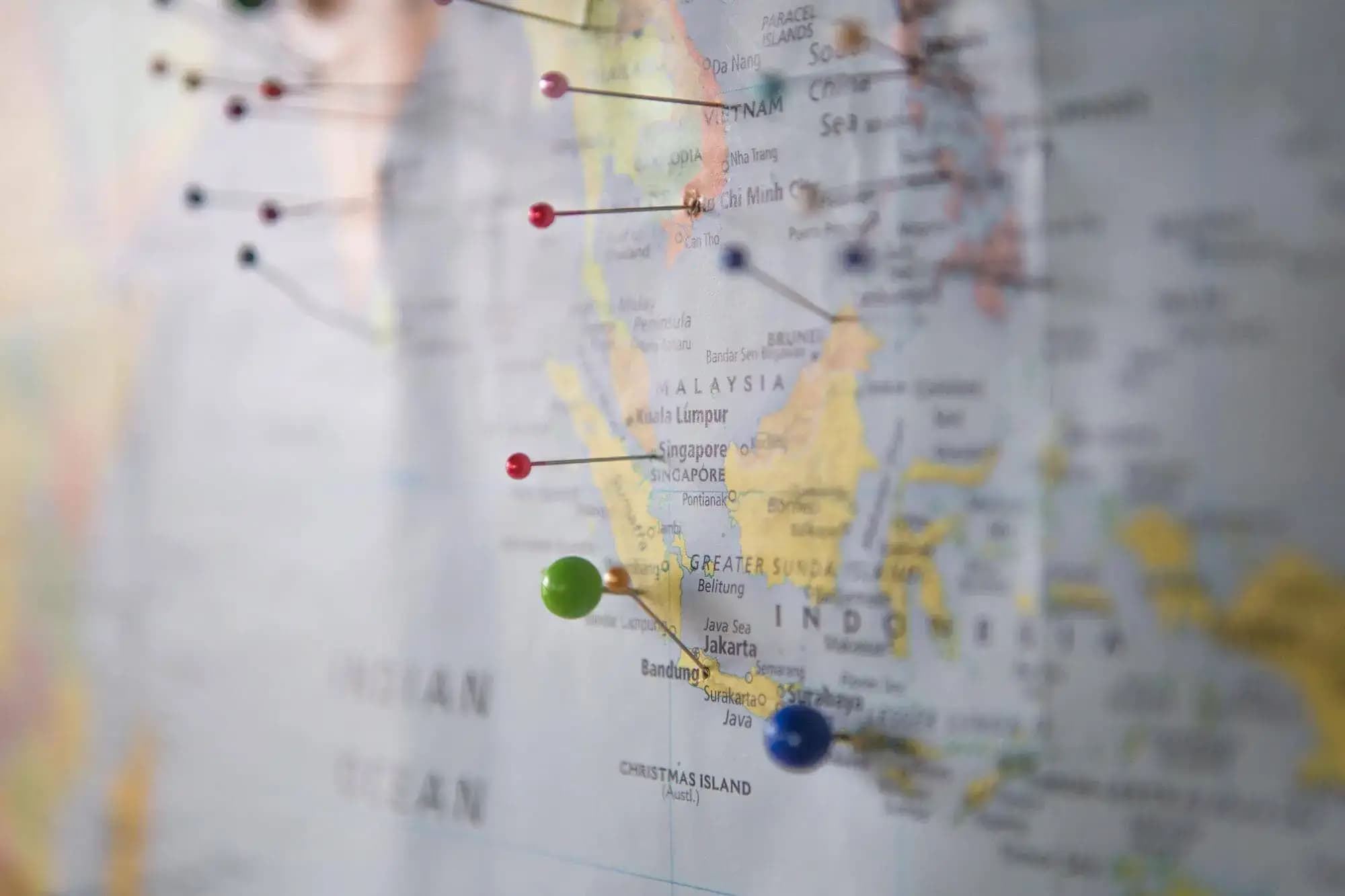 Une carte du monde avec des épingles pointant des pays