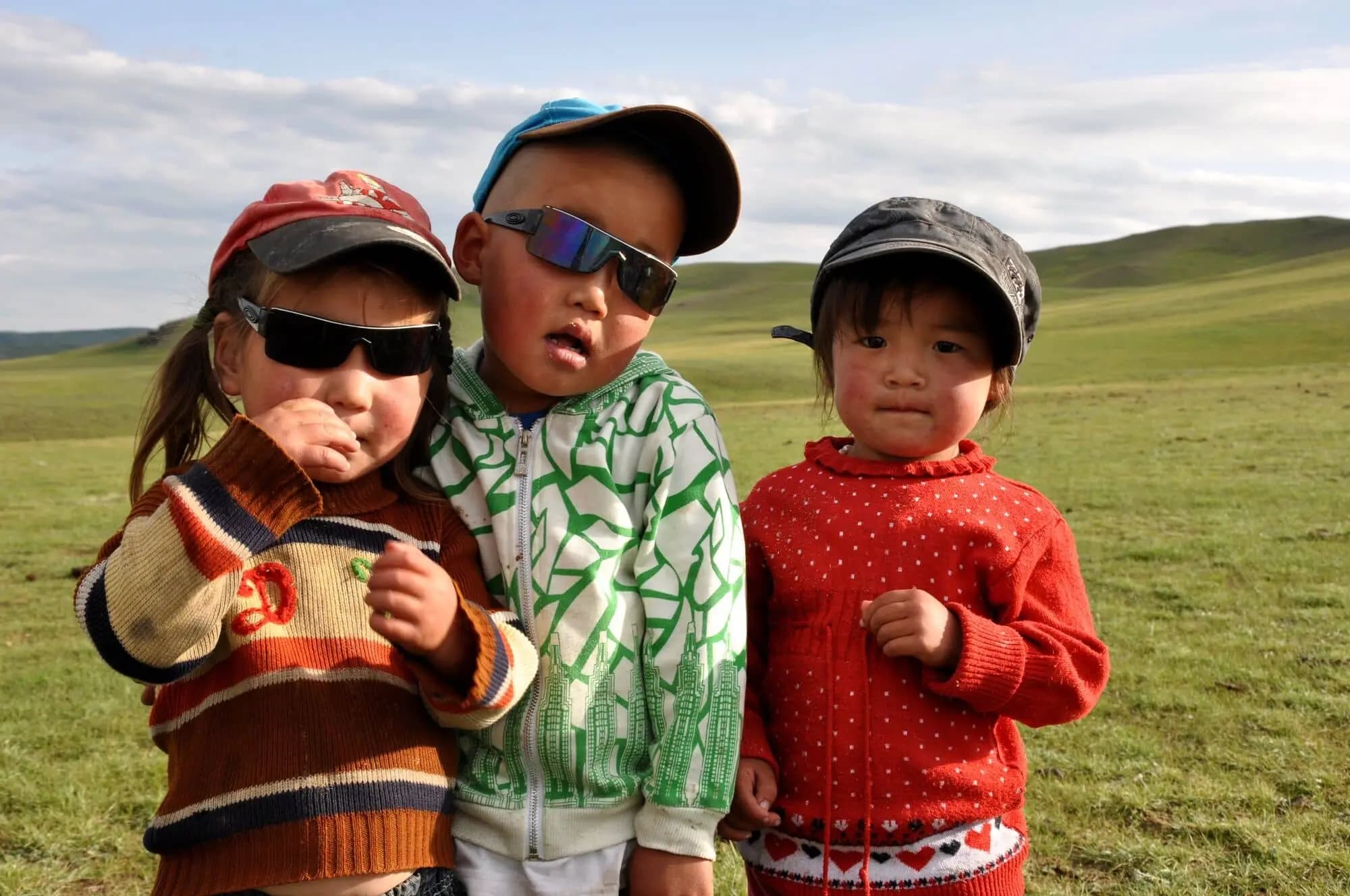 trois enfants nomades mongols