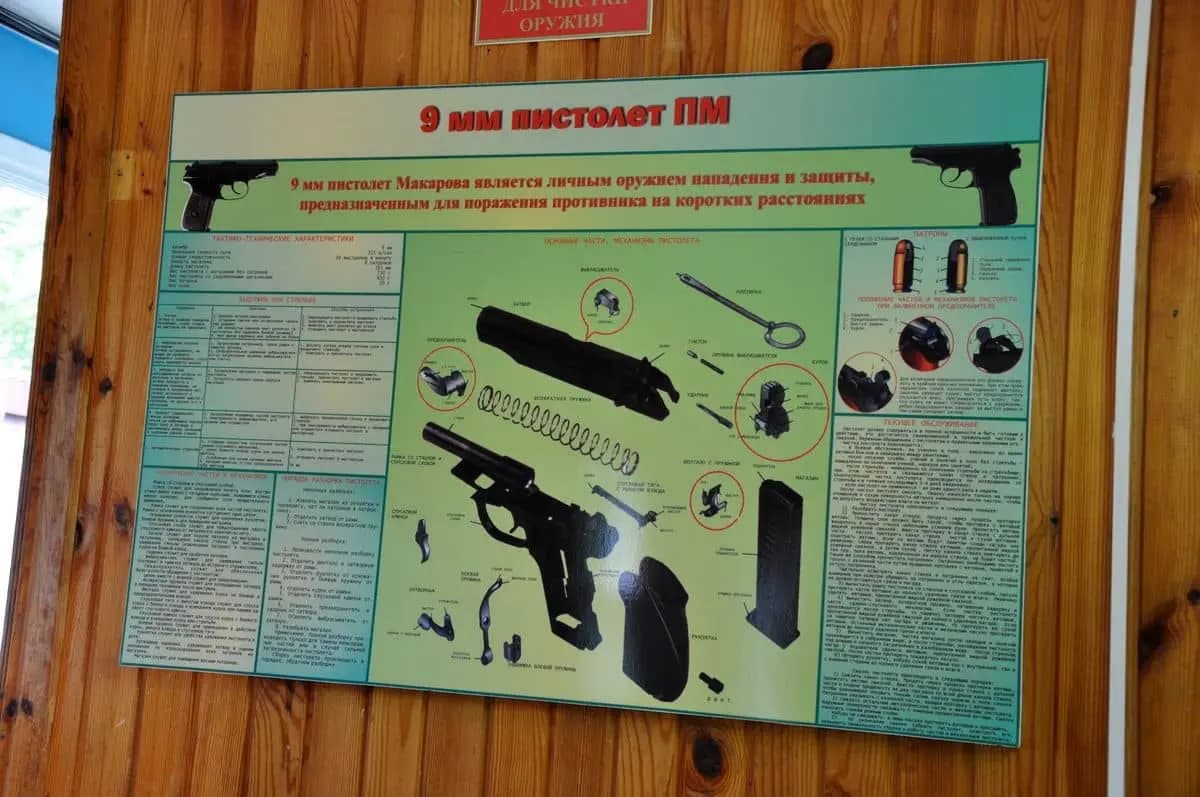 poster de démontage et nettoyage d'un pistolet 9mm