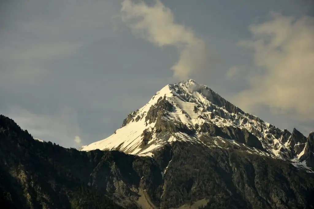Une haute montagne suisse enneigée