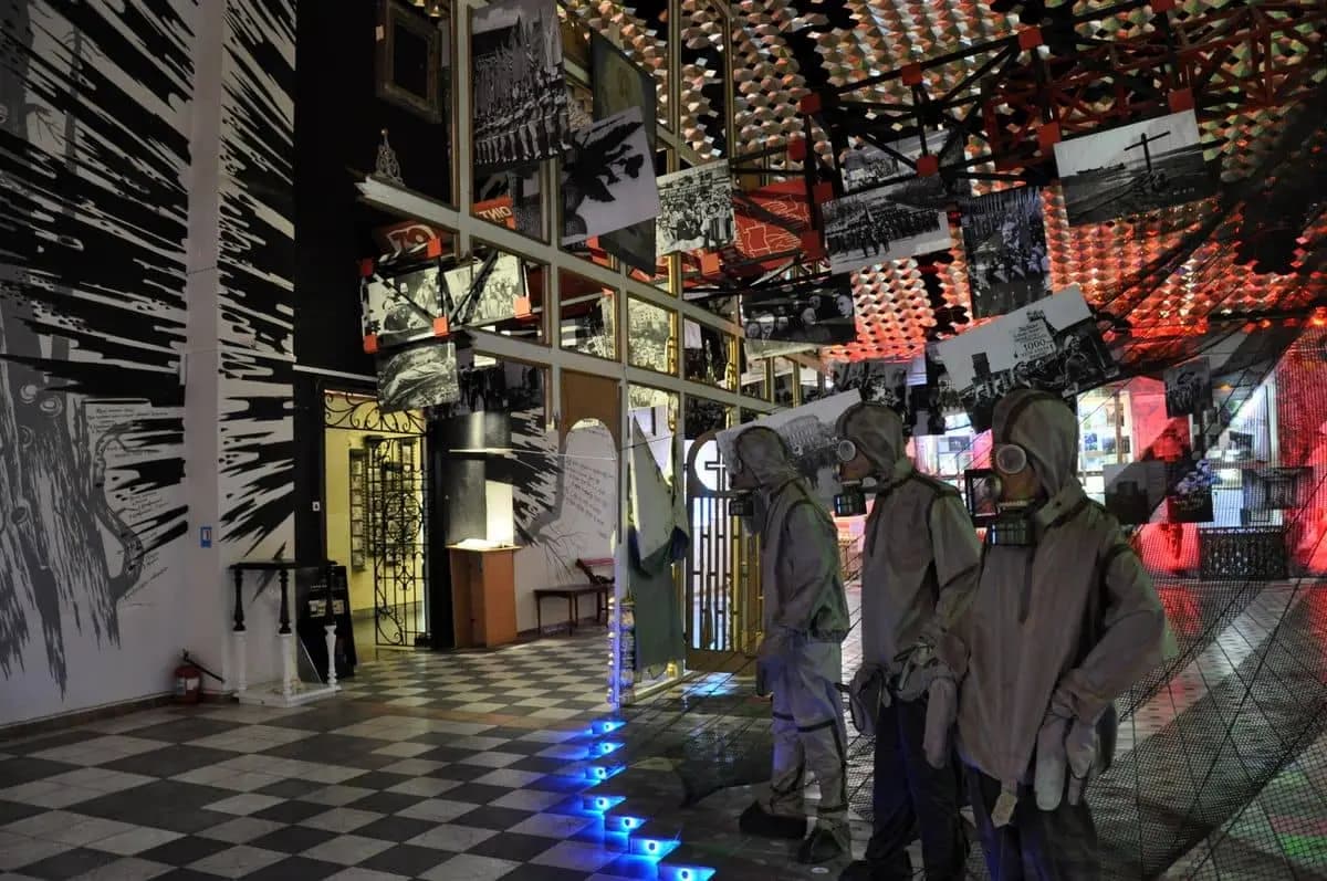 musée de Kiev dédié à la catastrophe de tchernobyl: manequins avec des masques à gaz
