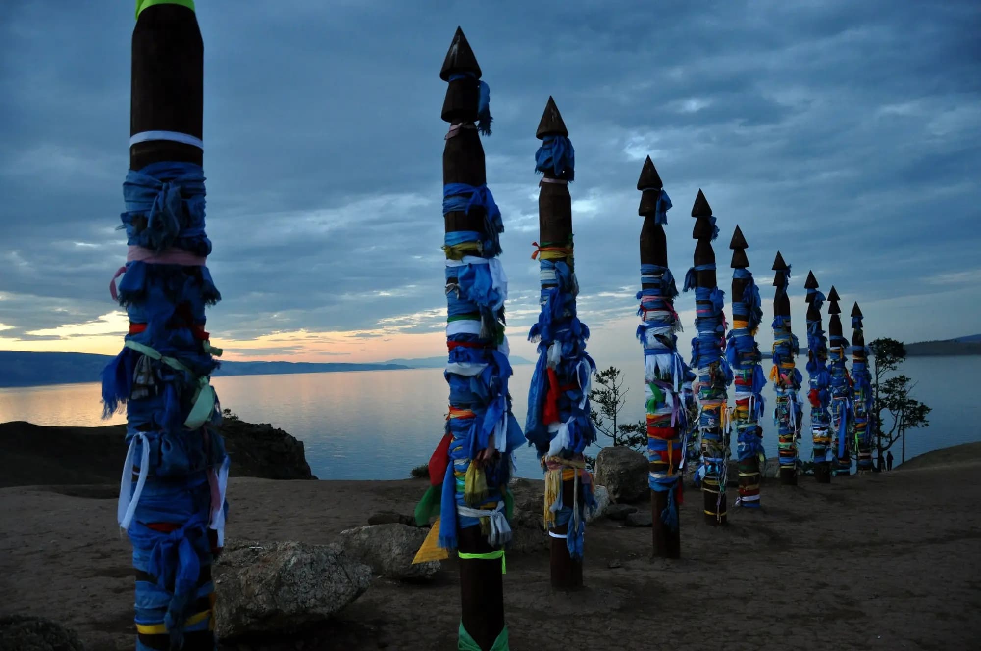 totems avec des rubans bouddhistes sur une colline de l'ile d'Olkhon
